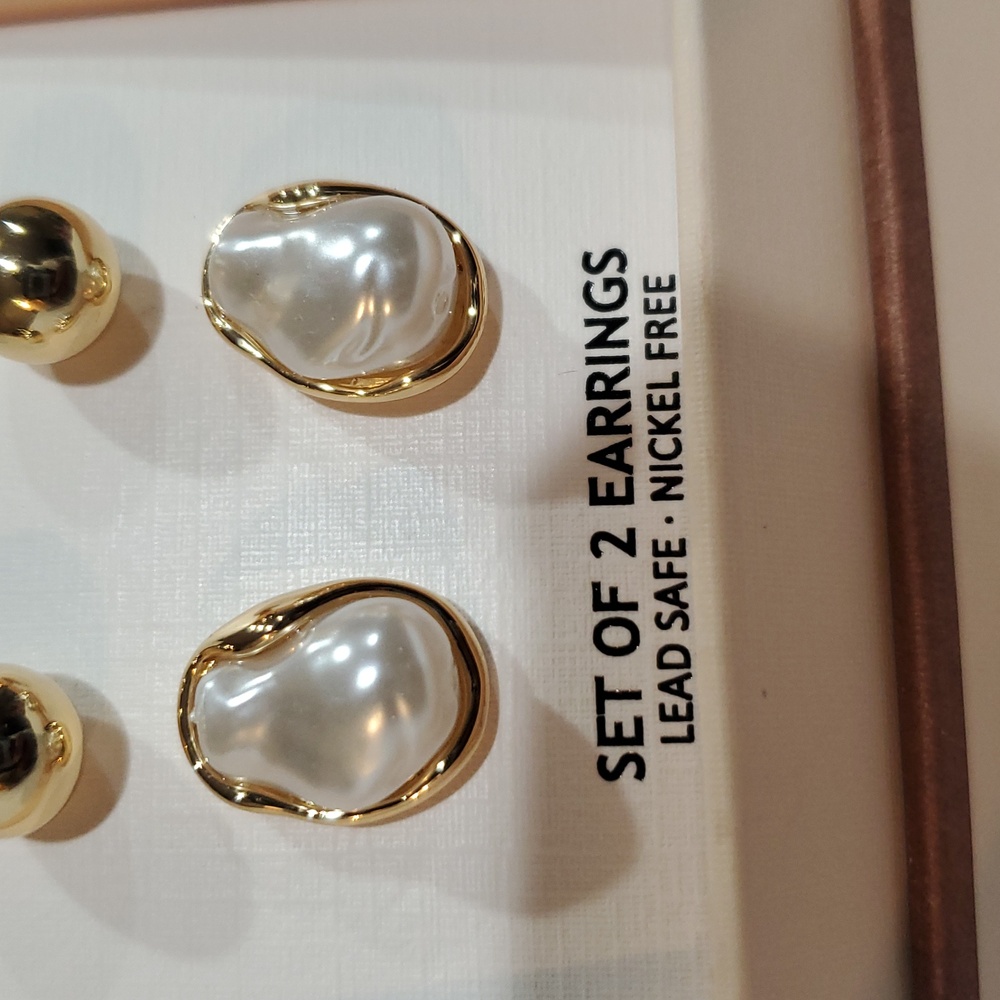 Camila Coelho set of 2 gold plated round ball stud and organic pearl earrings - Picture 5 of 6